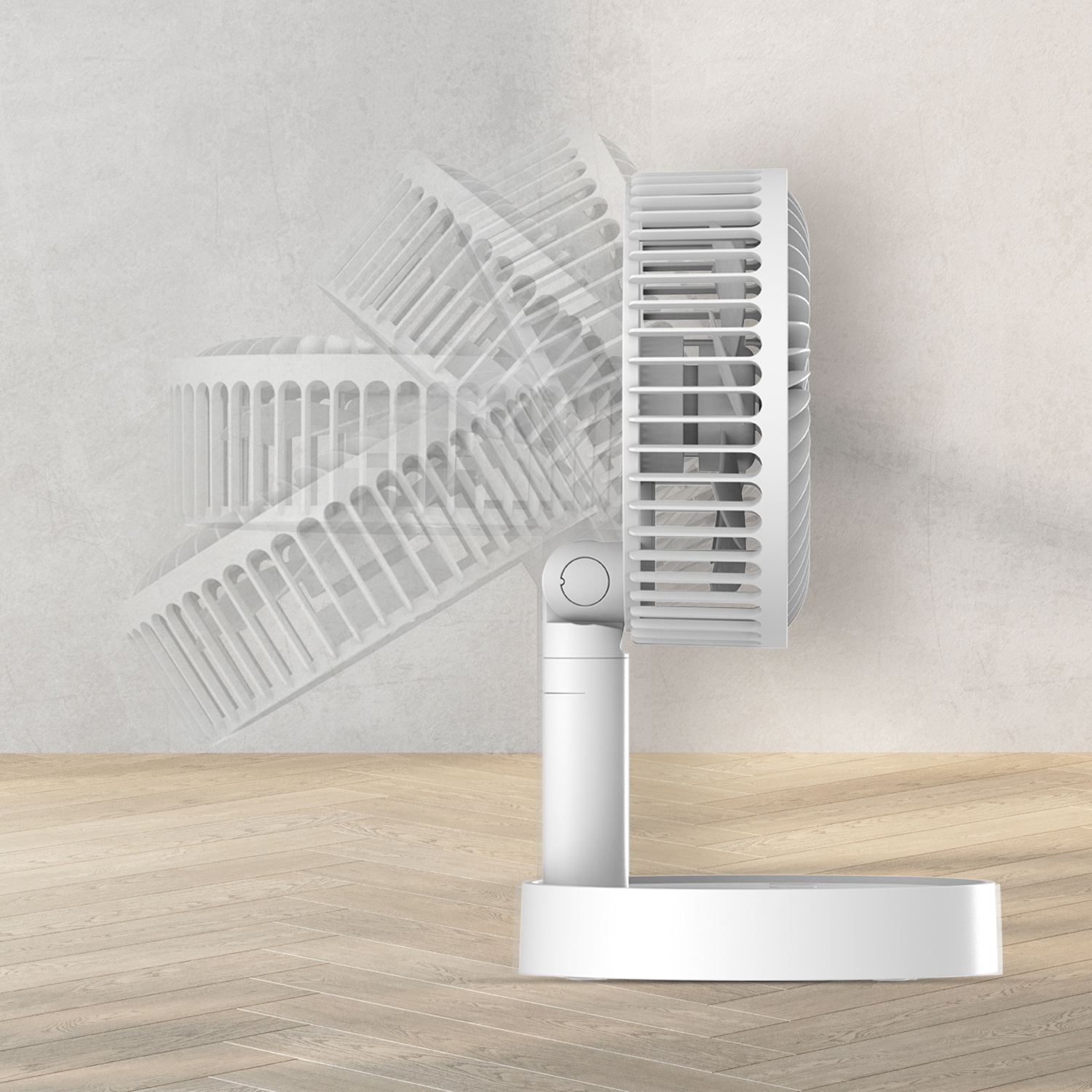 Un ventilador blanco sobre un suelo de madera frente a una pared clara con sombras.