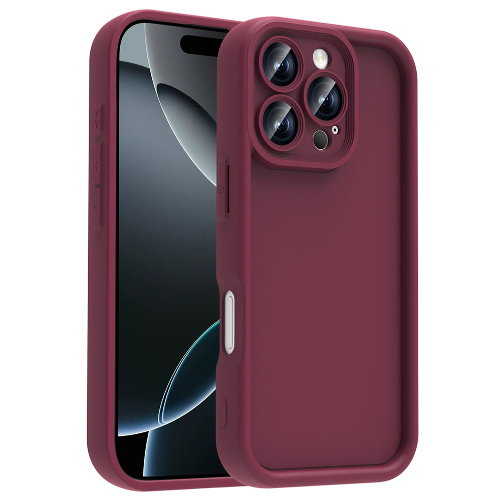 Üç kamera lensi ve flaşı olan bordo renkli telefon kılıfı.
