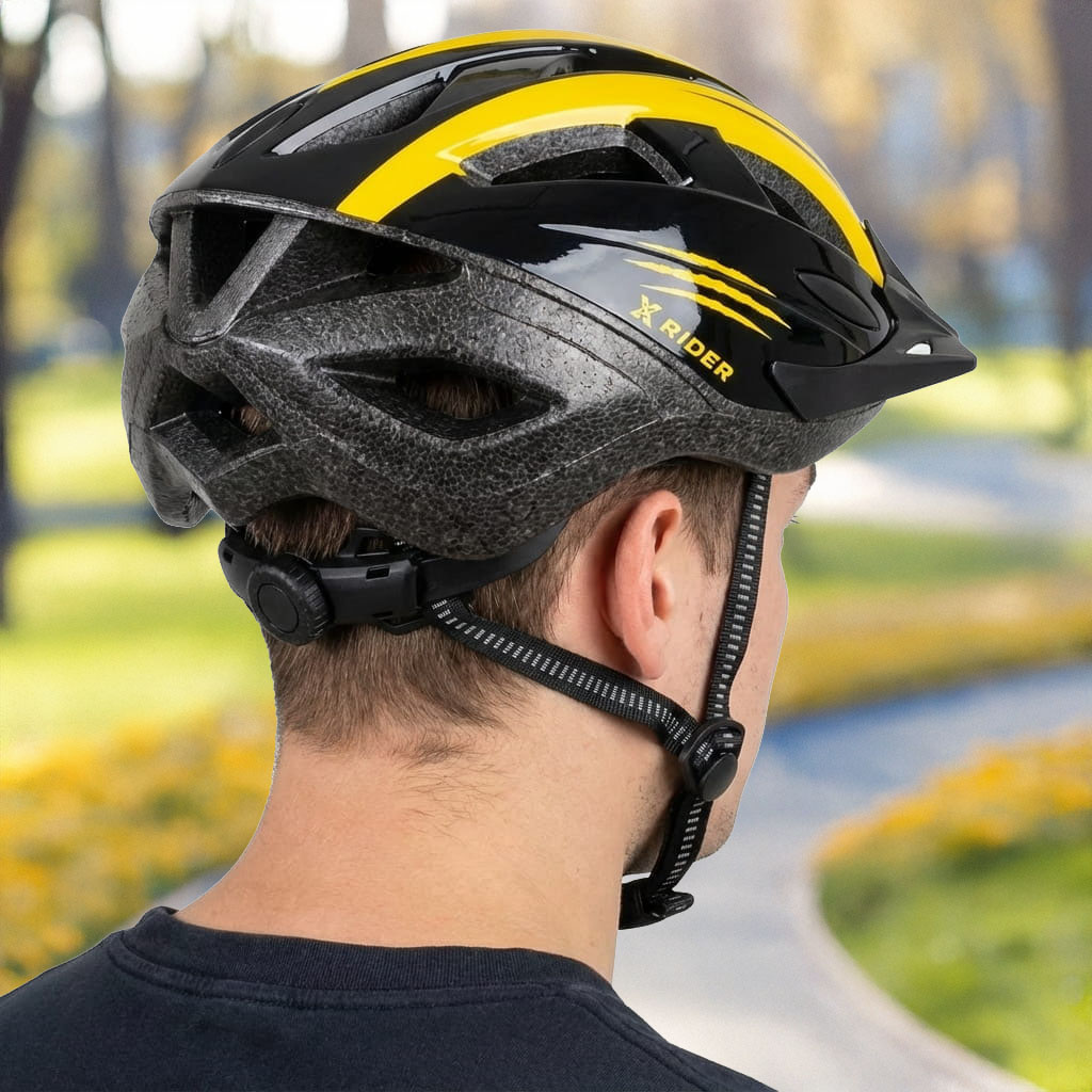 Czarny kask rowerowy z żółtymi akcentami na głowie mężczyzny.