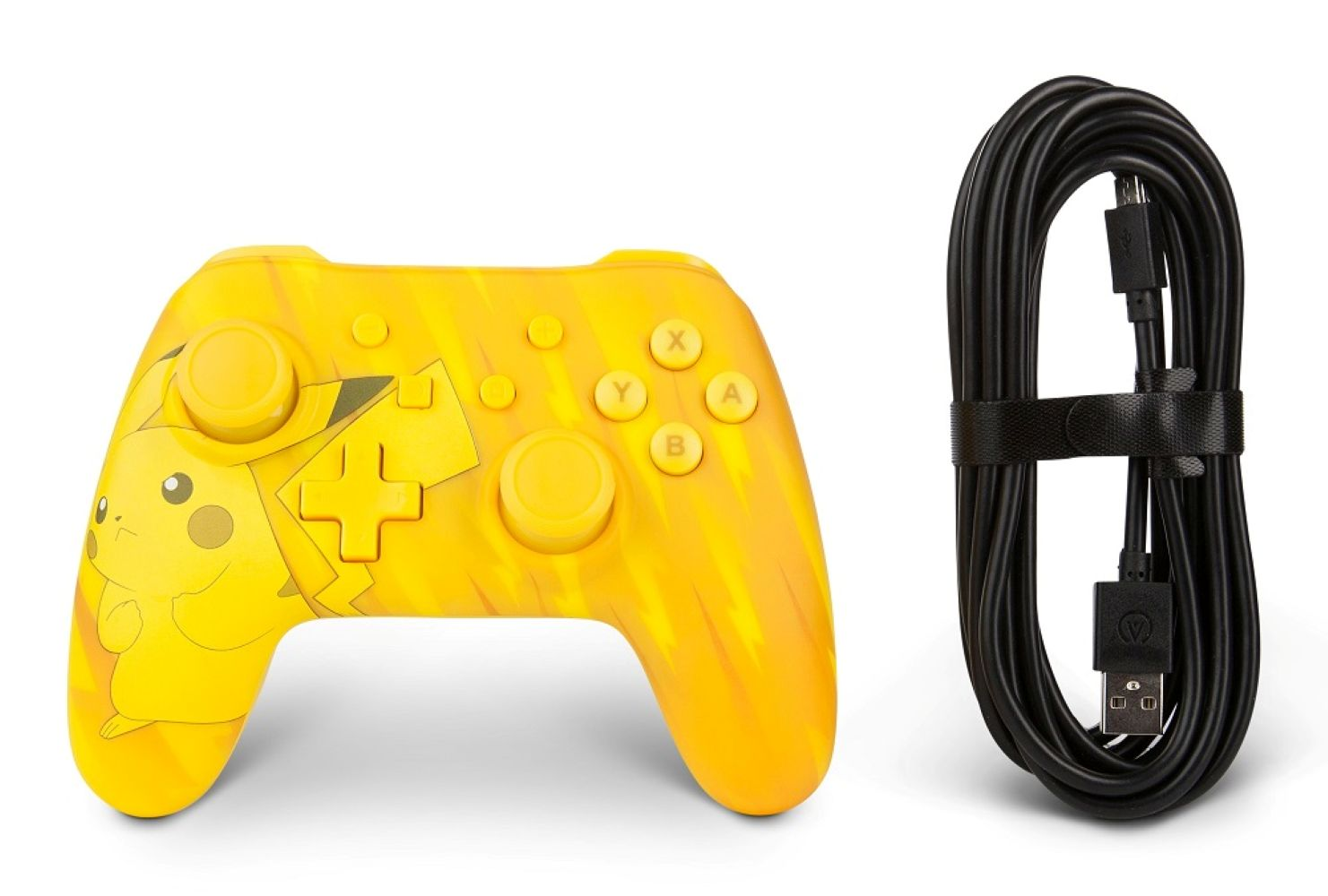 Żółty kontroler Pikachu i czarny kabel USB na białym tle.