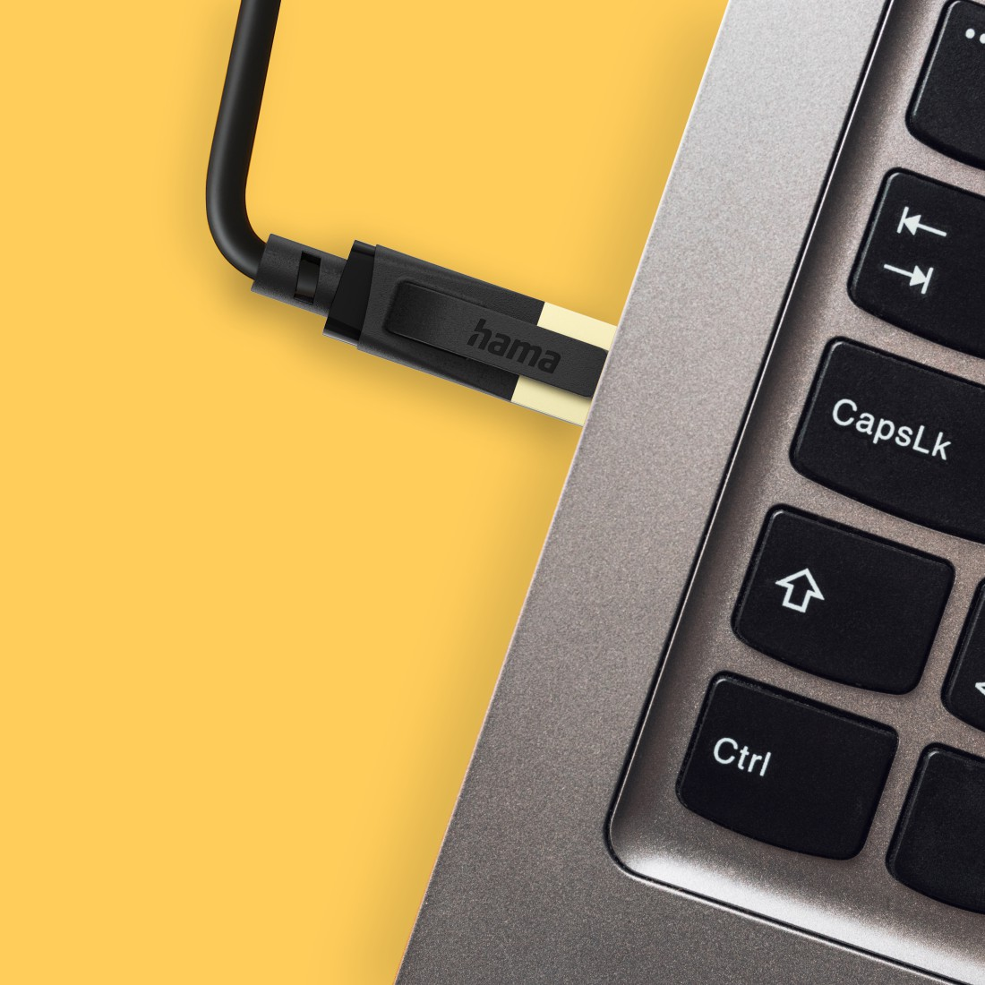 Kabel Hama podłączony do laptopa, zbliżenie.