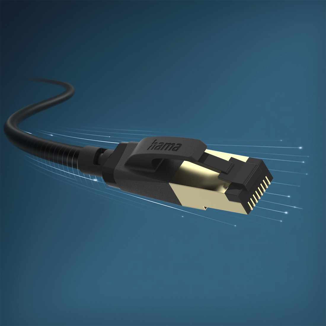 Czarny kabel Ethernet ze złotą wtyczką, lecący na niebieskim tle.