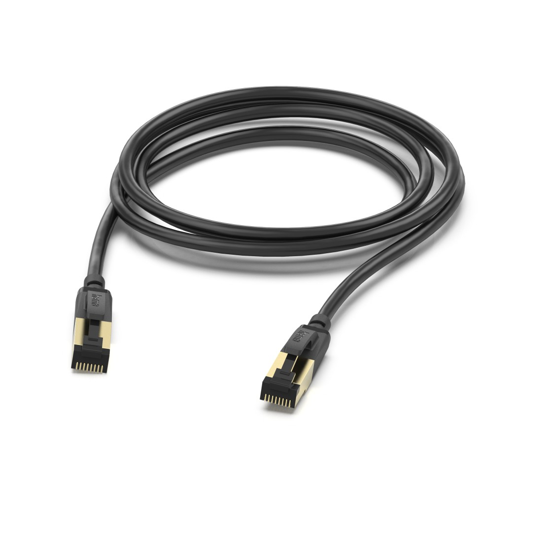 Czarny kabel Ethernet zwinięty ze złotymi złączami na białym tle.