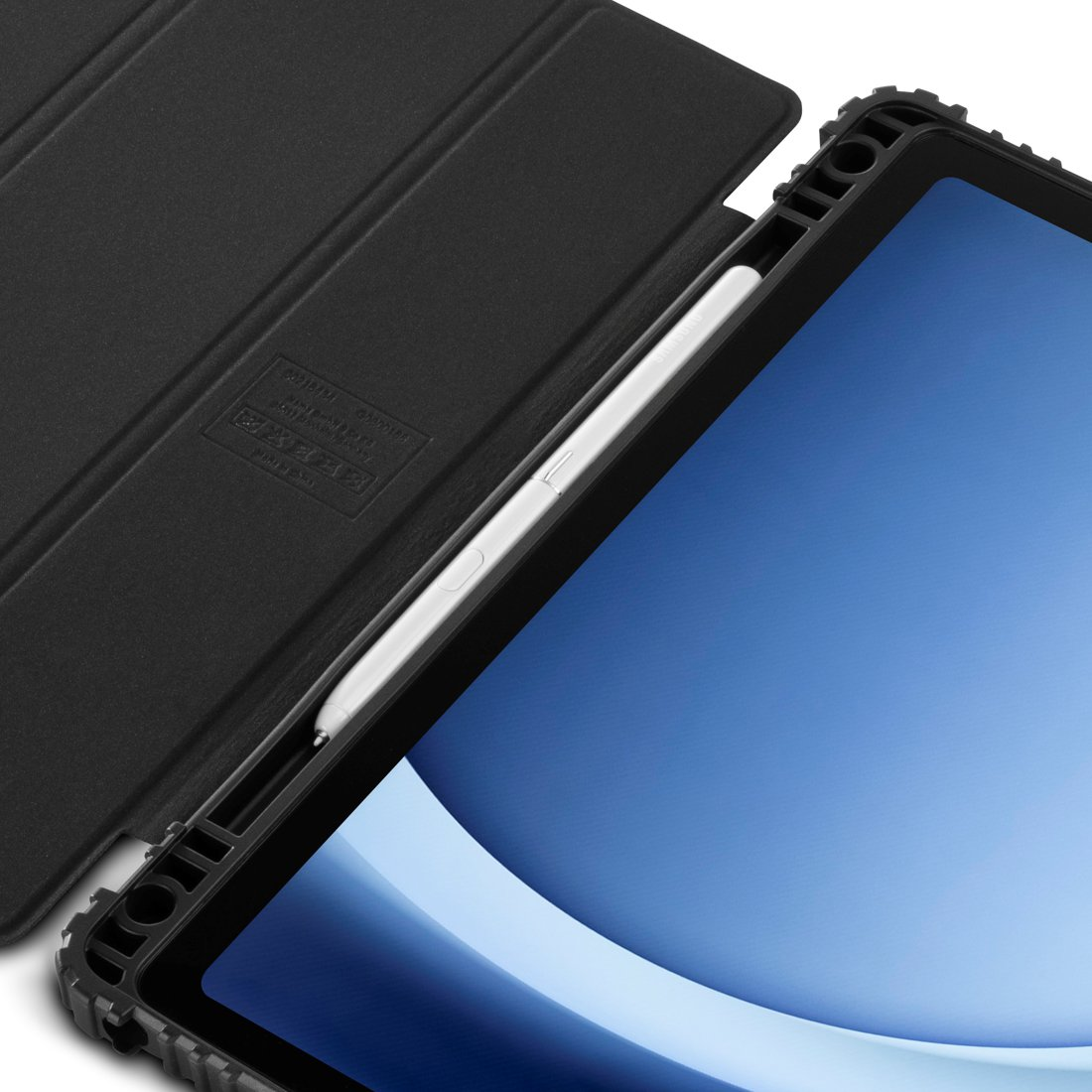 Czarny tablet ze stylusem włożonym do etui. Niebieskie podświetlenie ekranu.
