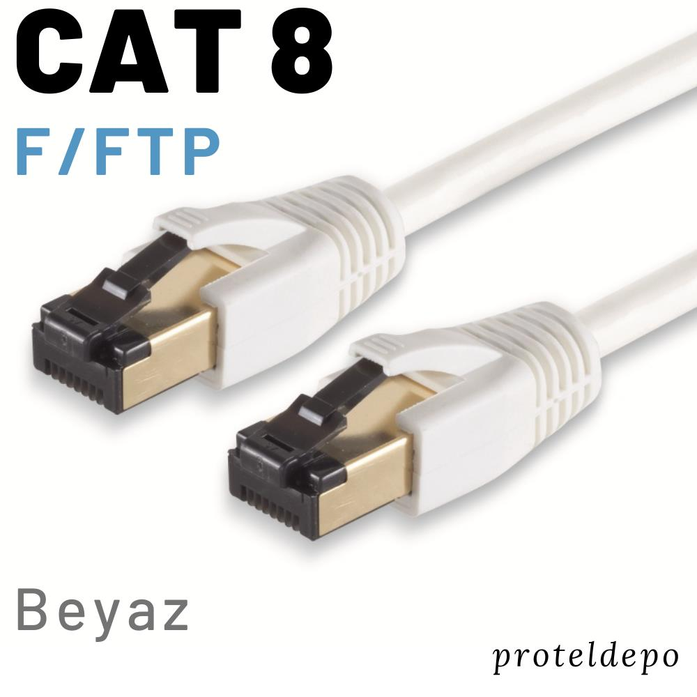 Altın konektörlü iki beyaz Cat 8 F/FTP ağ kablosu.