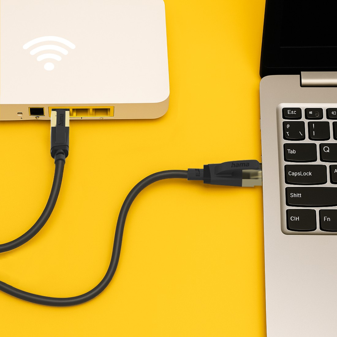 Czarny kabel ethernet łączy biały router z laptopem na żółtym tle.