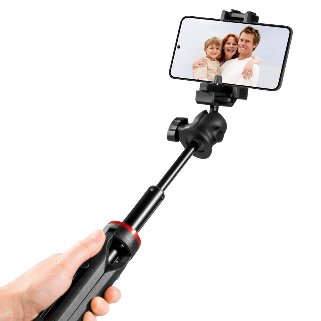 Dłoń trzymająca selfie stick ze smartfonem wyświetlającym szczęśliwą rodzinę.
