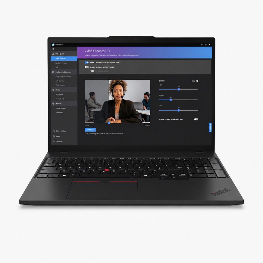 Un ordinateur portable noir affiche un logiciel d'amélioration vidéo avec divers réglages.