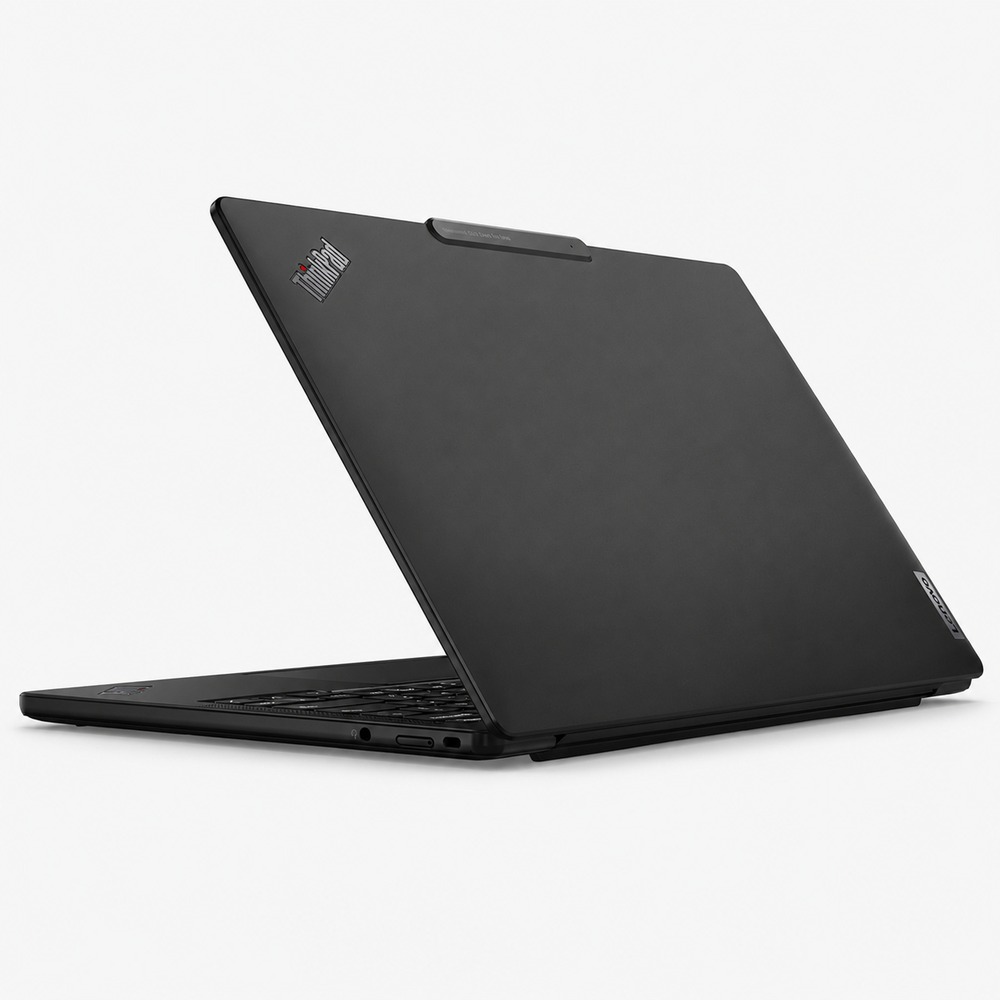 Un ordinateur portable noir fermé Lenovo ThinkPad sur fond blanc, vu de côté.