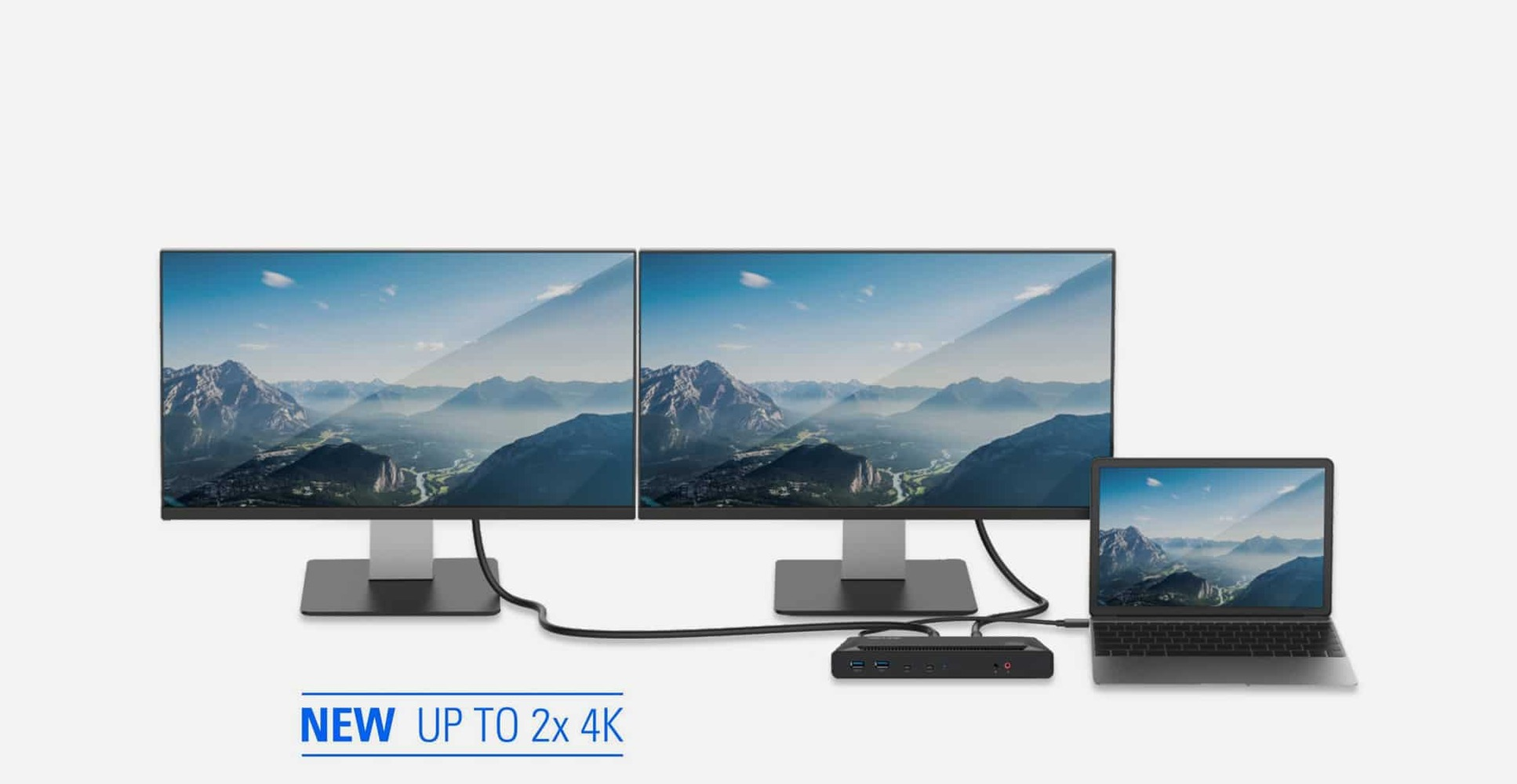 Twee monitoren en een laptop tonen een berglandschap. Een dockingstation verbindt ze.