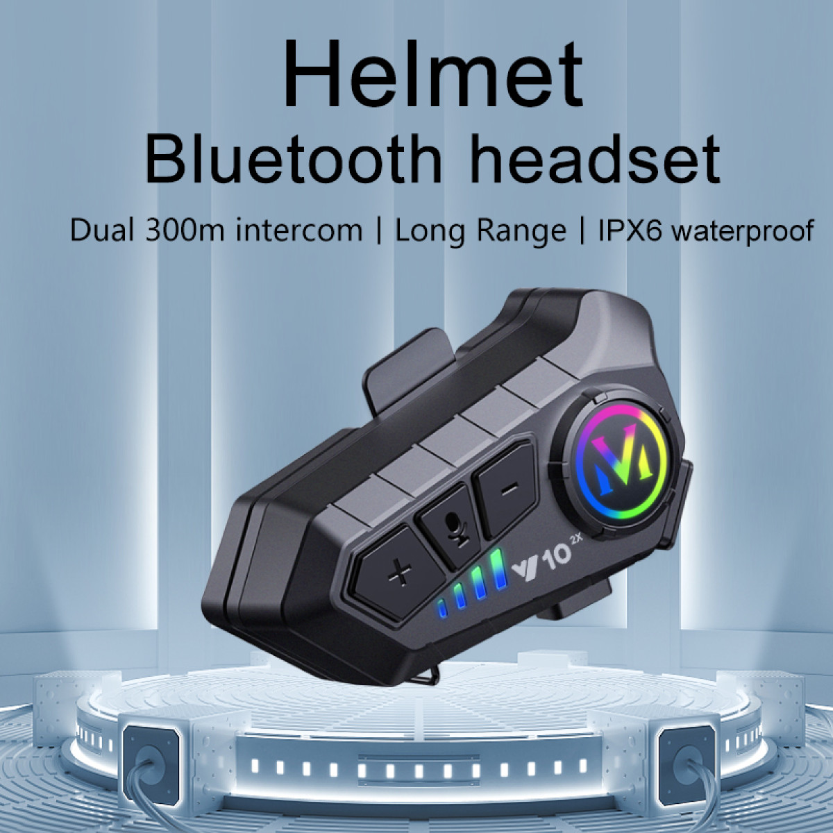 Schwarzes Motorradhelm-Bluetooth-Headset mit Lautstärke- und Mikrofontasten auf einem futuristischen Podium.