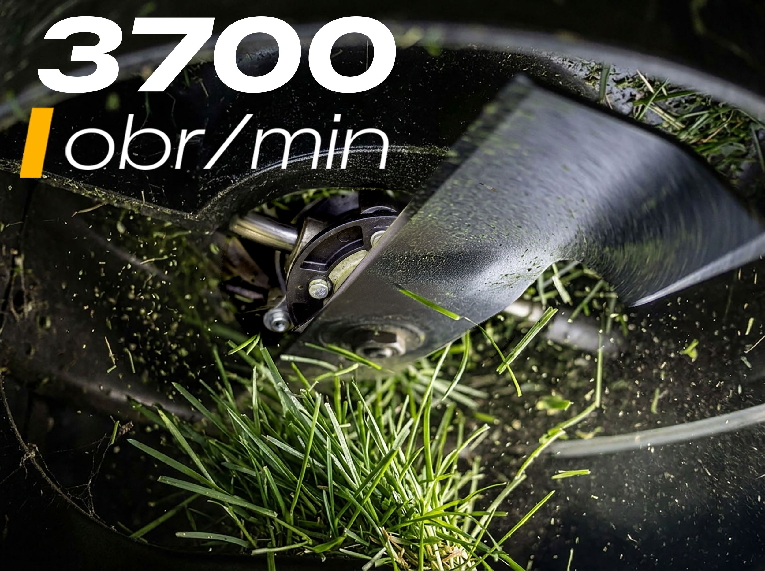 Zbliżenie ostrza kosiarki tnącego trawę. 3700 obr/min.