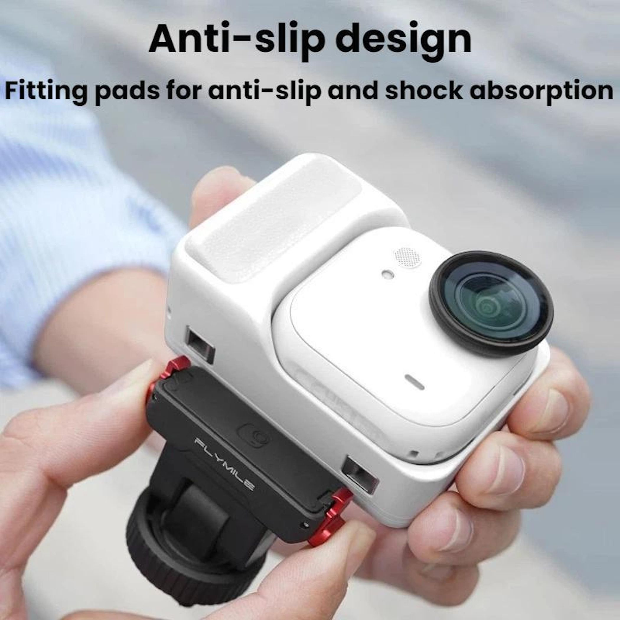 Hände halten eine weiße Action-Kamera mit schwarzem Zubehör. Text "Anti-Rutsch-Design".