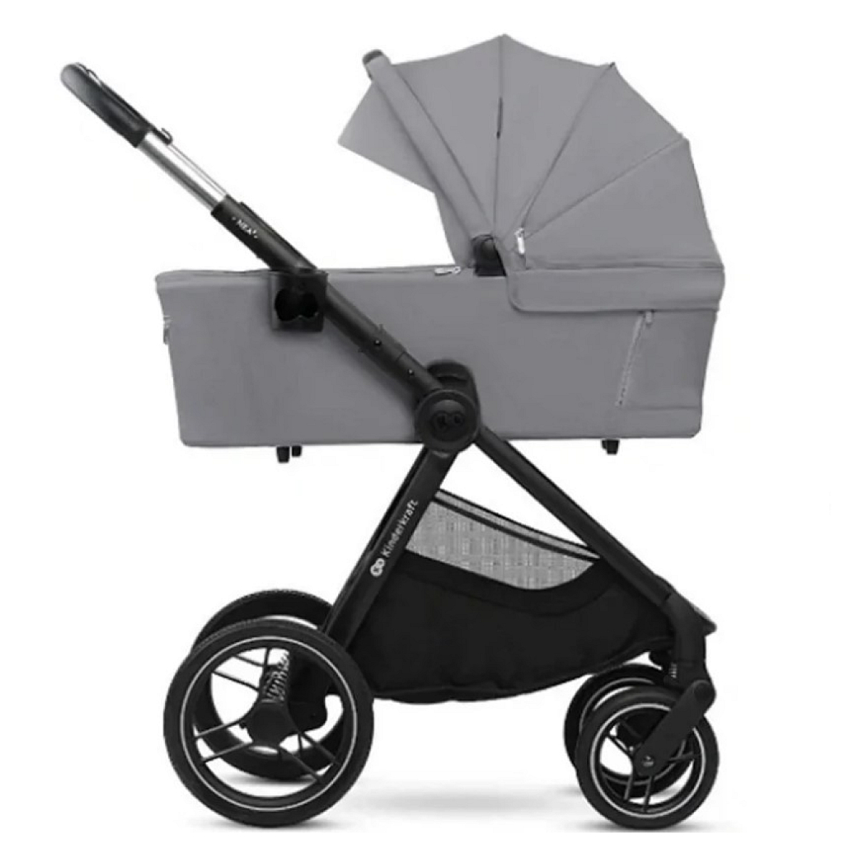 Ein grauer Kinderwagen mit Verdeck, schwarzem Gestell und Rädern.