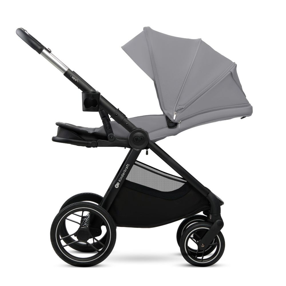 Ein grauer Kinderwagen mit schwarzem Rahmen und Rädern.