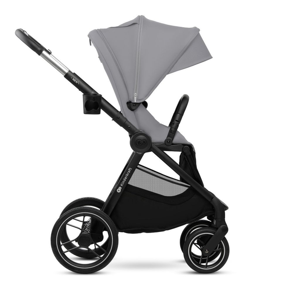 Ein grauer Kinderwagen mit schwarzem Rahmen, Verdeck und Aufbewahrungskorb.