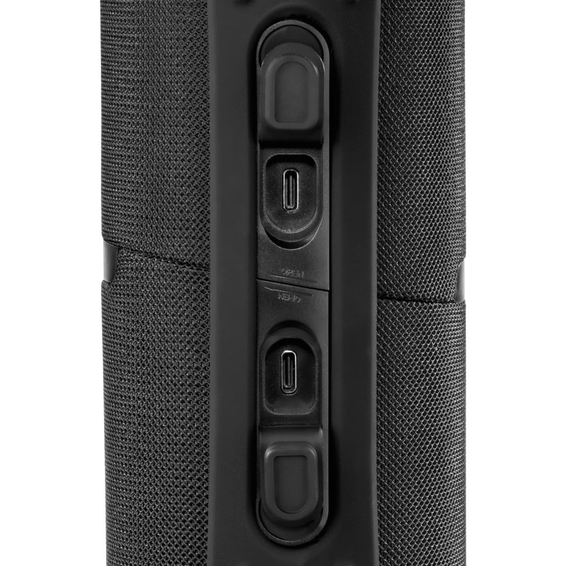 Zbliżenie na dwa porty USB-C w czarnym głośniku z tkaniną.