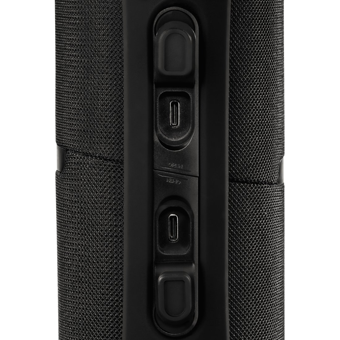 Zbliżenie na dwa porty USB-C w czarnym głośniku.