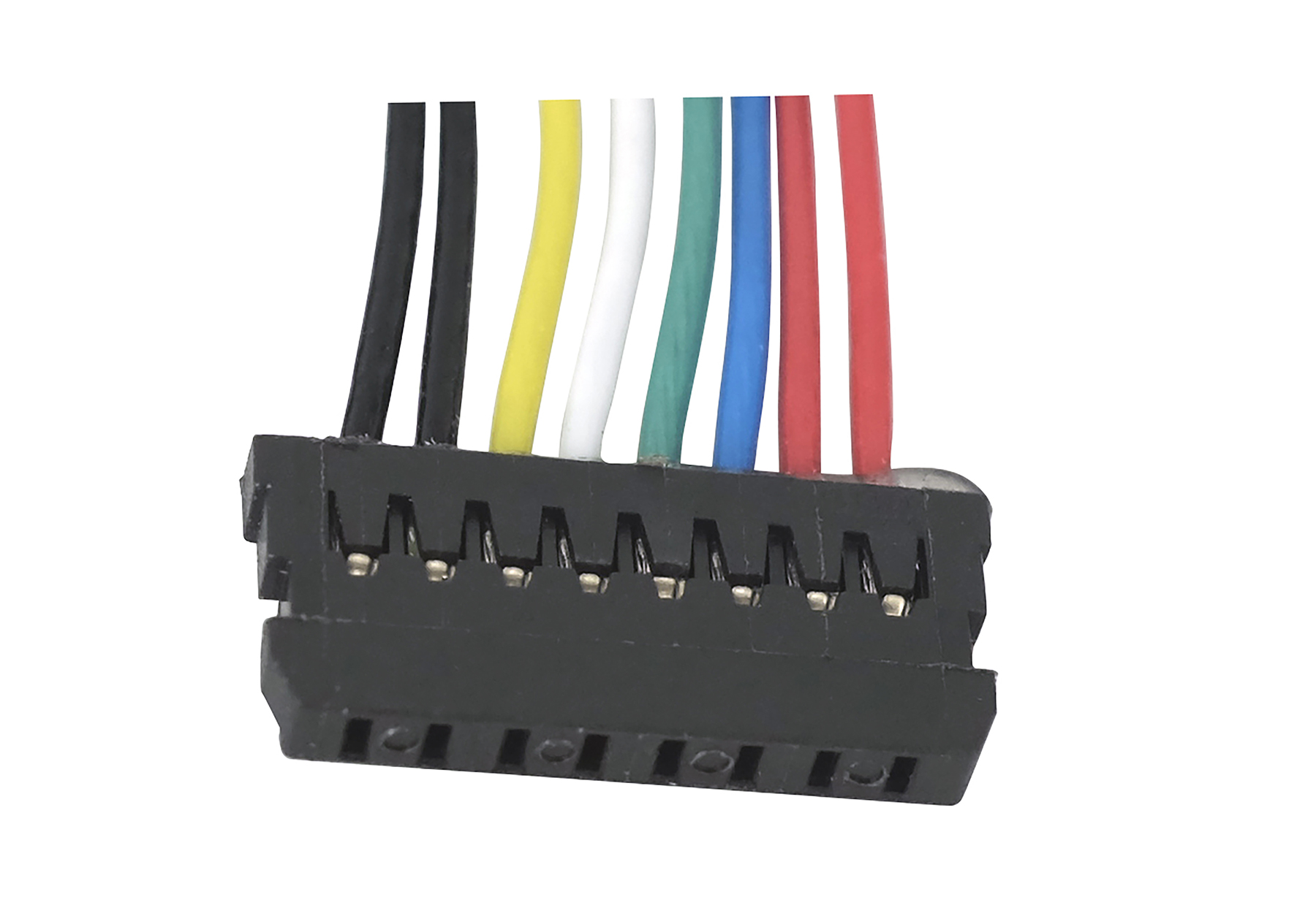 Ein schwarzer Stecker mit bunten Kabeln: schwarz, gelb, weiß, grün, blau, rot.