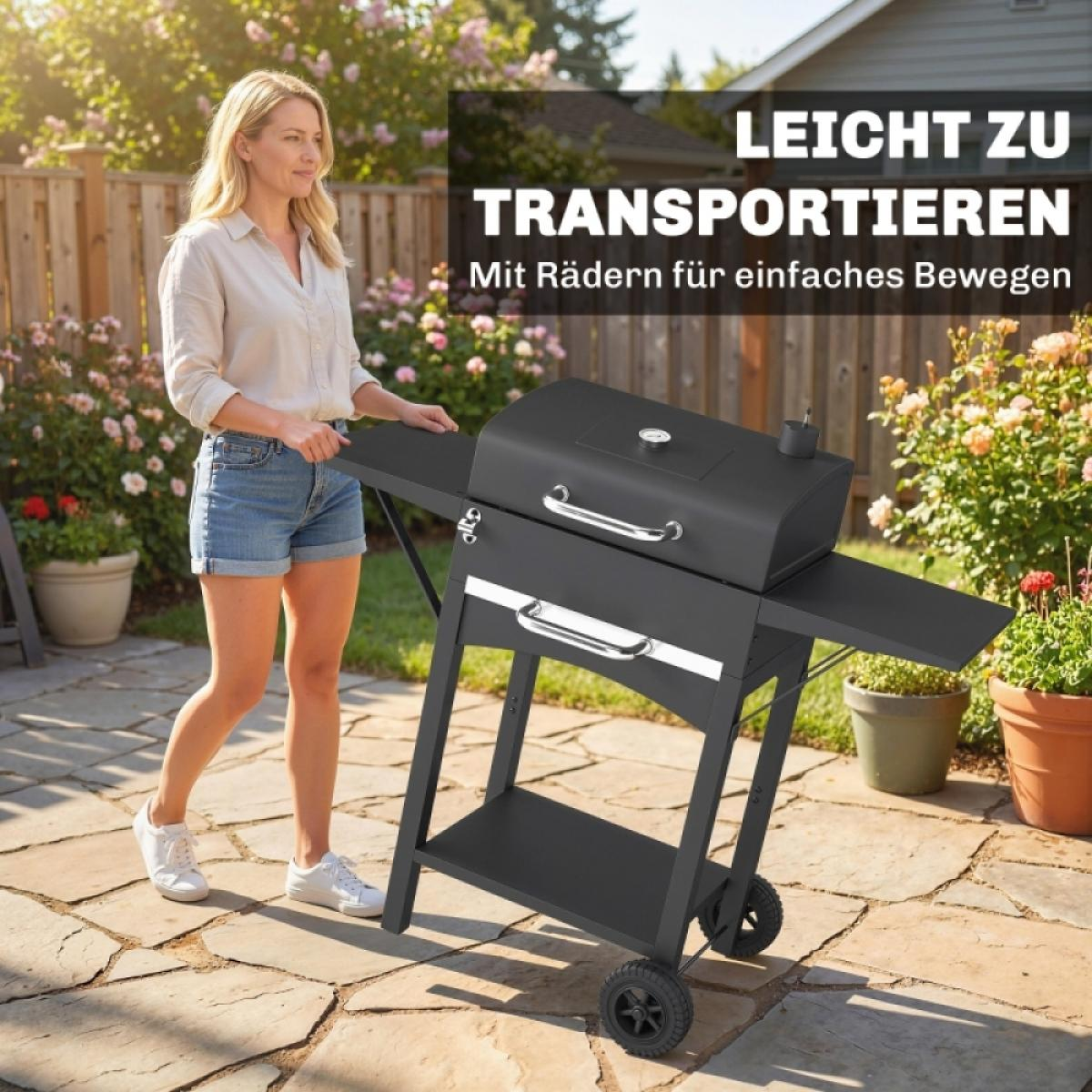 Eine Frau schiebt einen schwarzen Grill mit Rädern über einen Steinteich im Garten.
