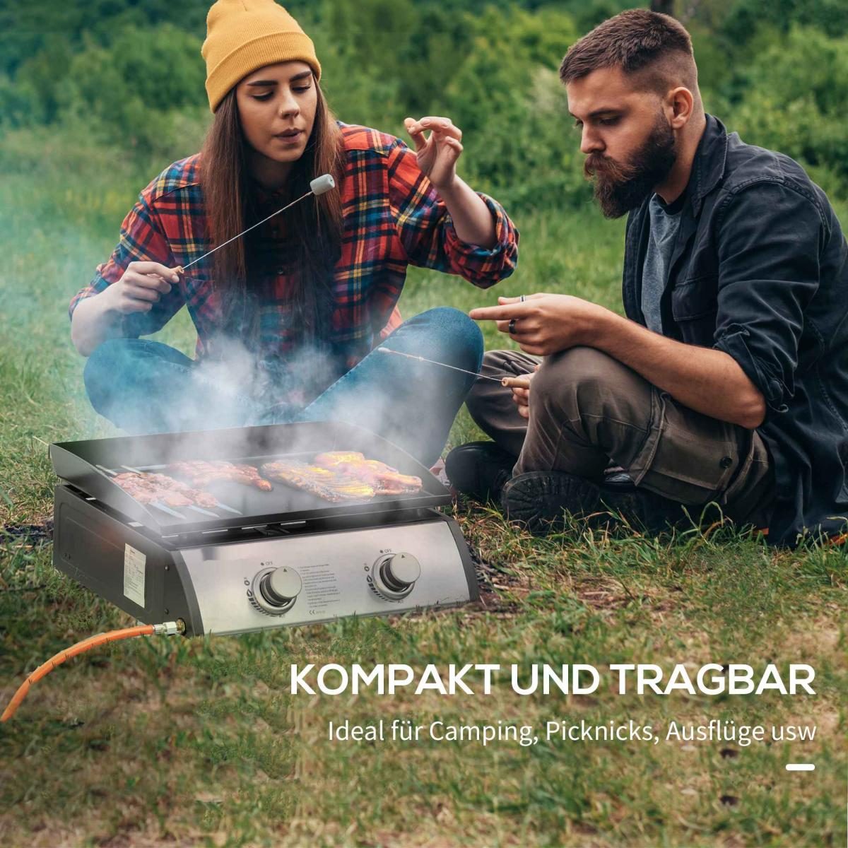 Zwei Personen grillen Marshmallows und Fleisch im Freien auf einem tragbaren Grill.