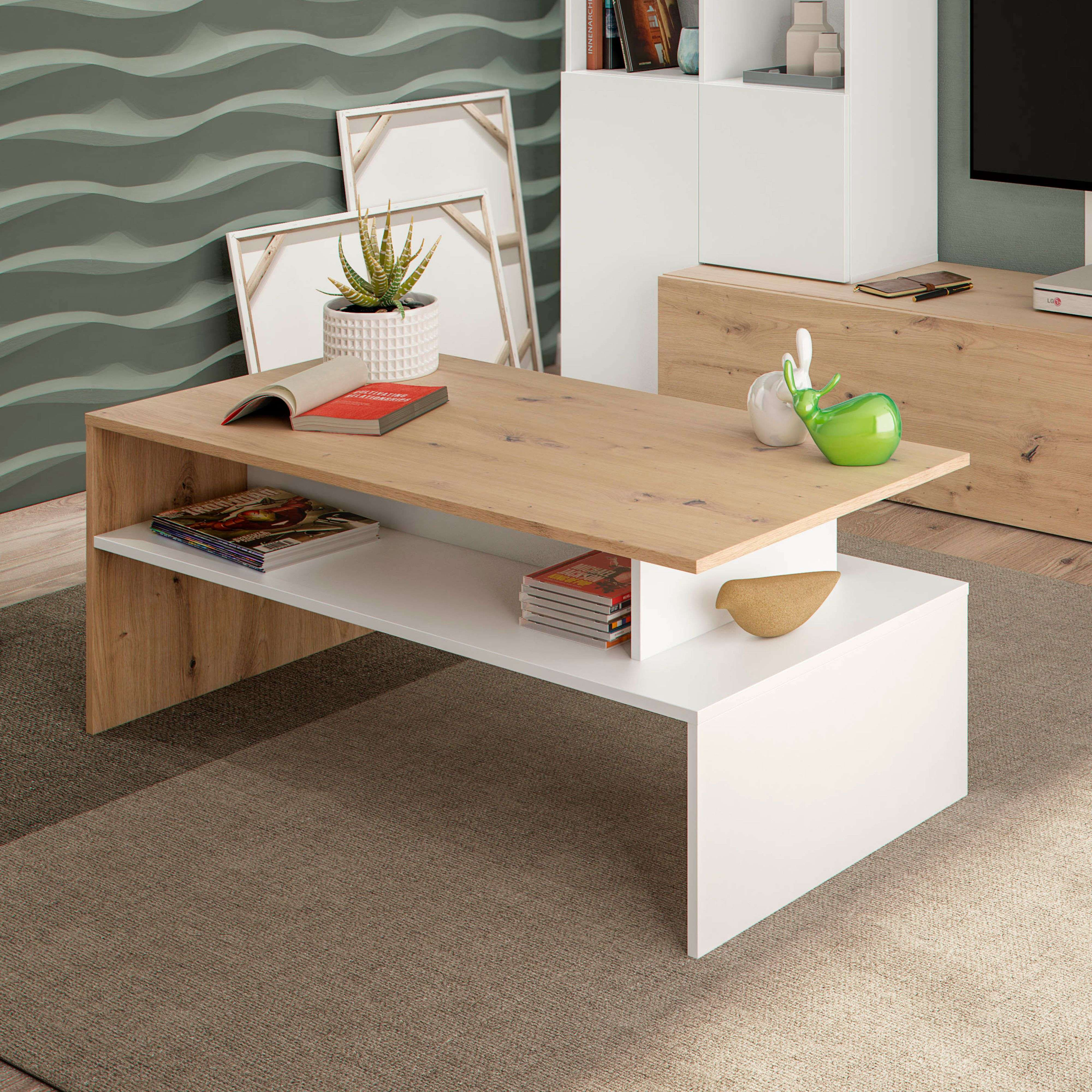 Una mesa de centro de madera con estantes blancos se asienta sobre una alfombra. Hay libros y una planta.