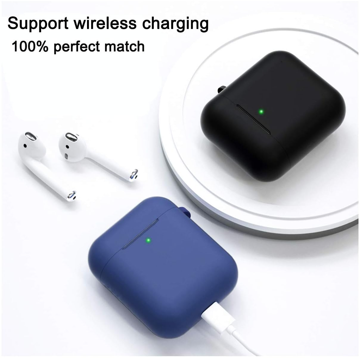 Zwei weiße Kopfhörer liegen links, eine blaue Ladehülle mit Kabel und eine schwarze Hülle sind rechts.