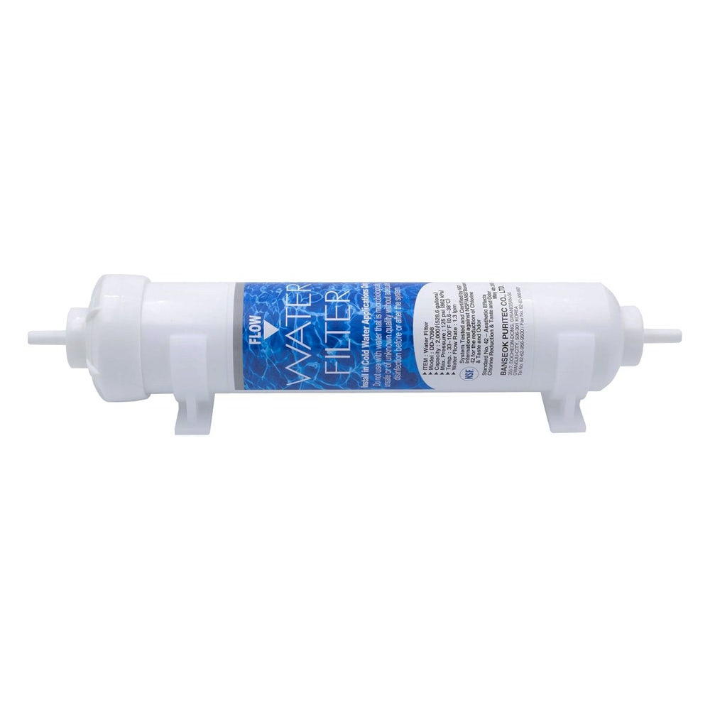 Ein weißer Inline-Wasserfilter mit blauer Beschriftung und Stützfüßen.