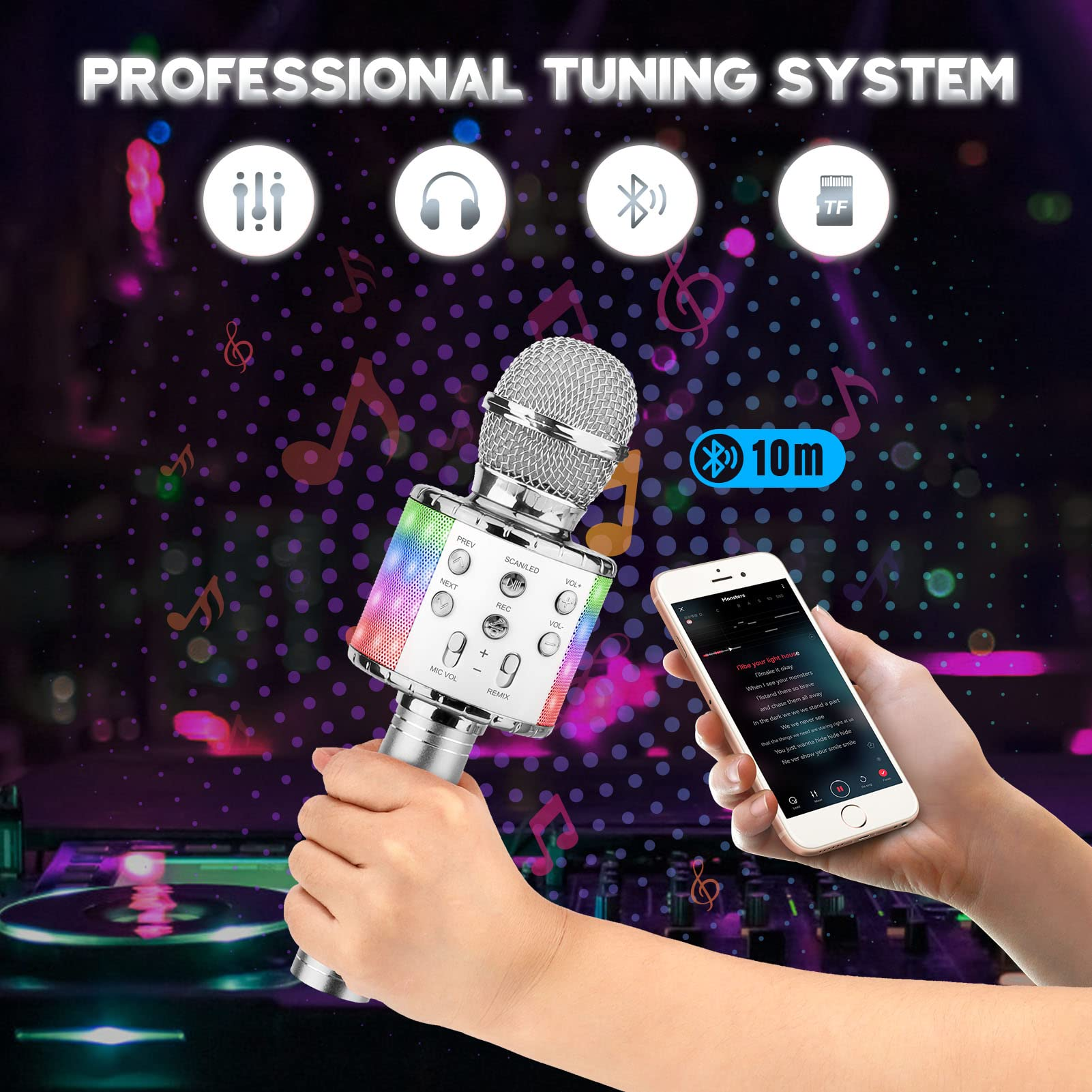 Eine Hand hält ein Mikrofon, eine andere ein Smartphone mit Songtexten.