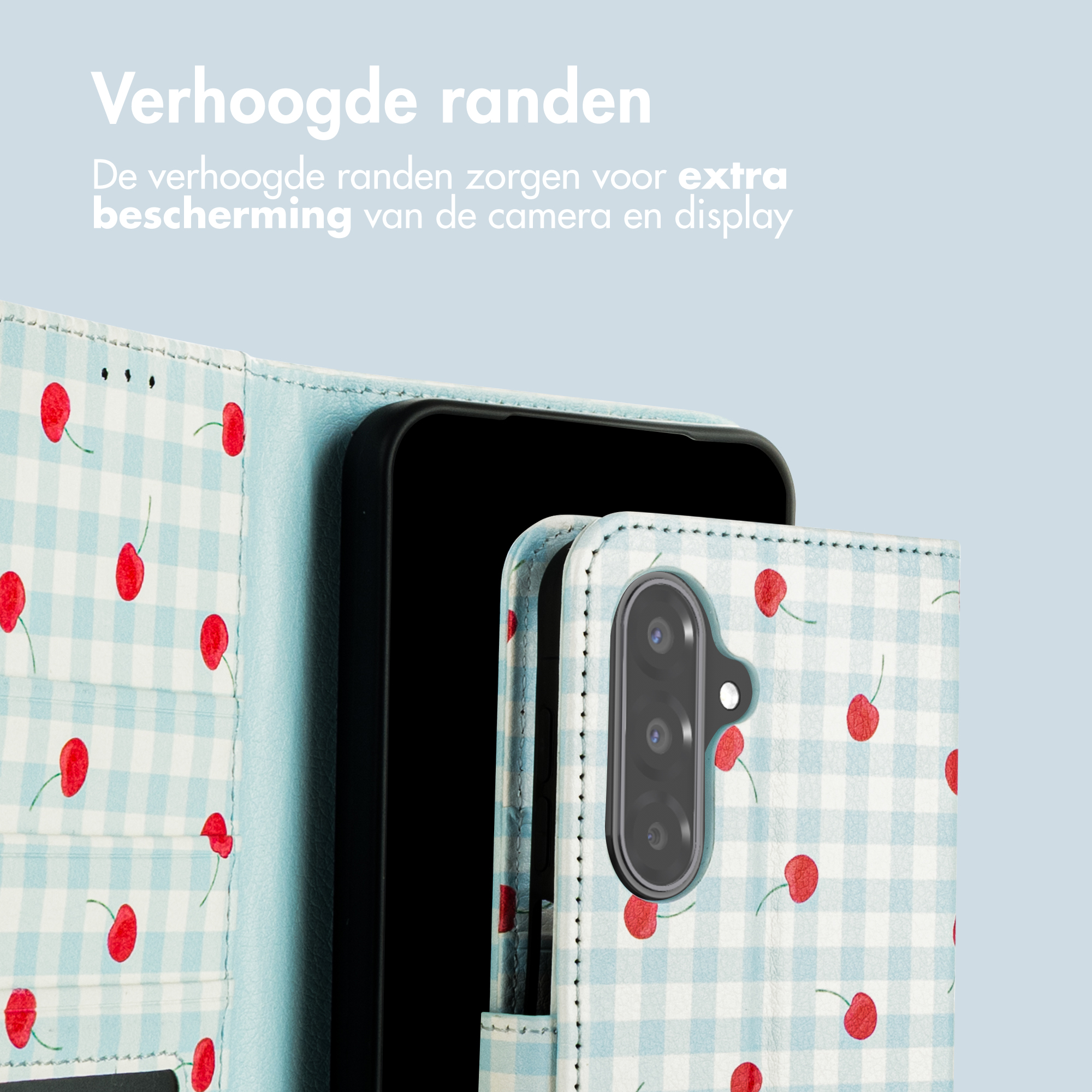 Ein blau kariertes Handyhülle mit Kirschen und einem Smartphone.
