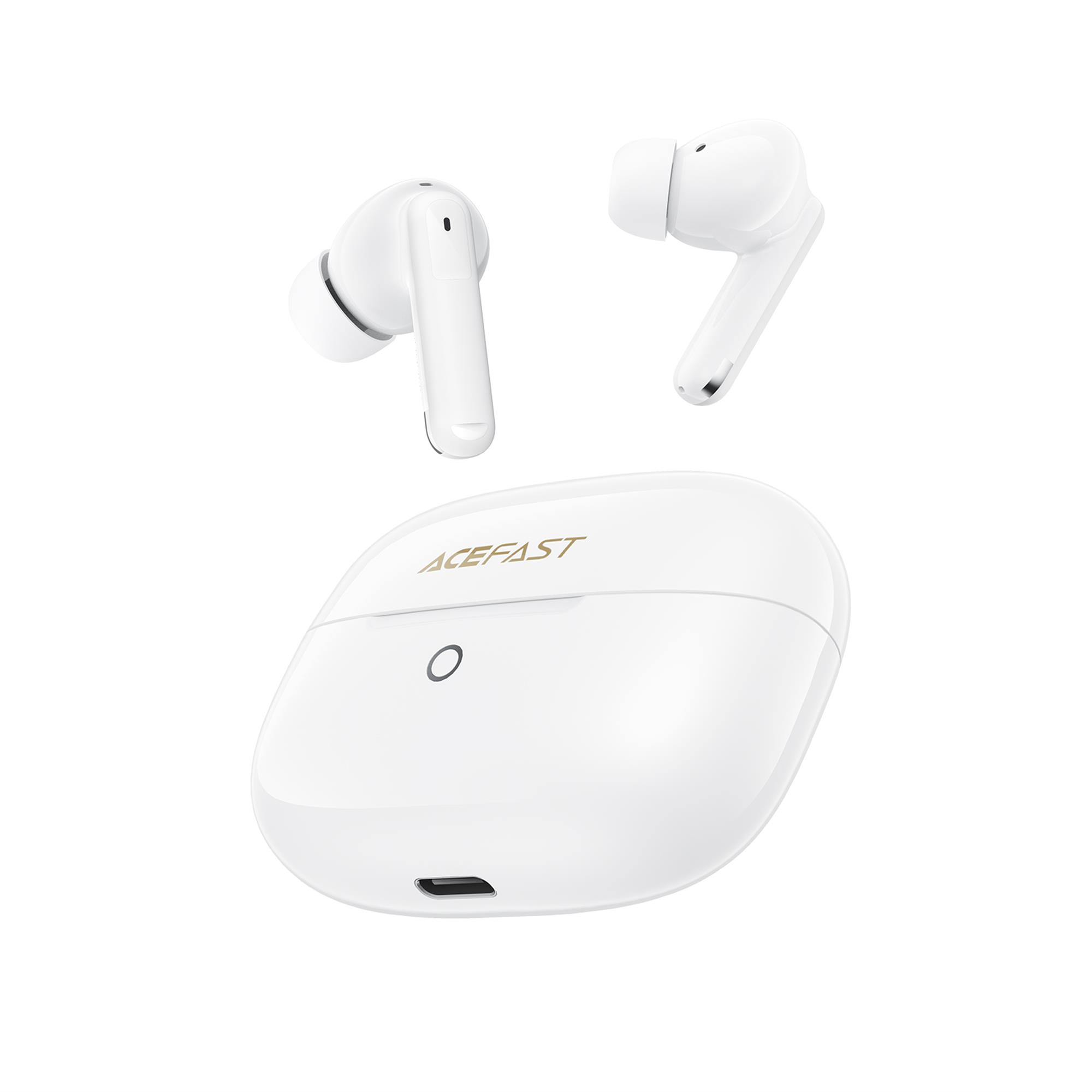 Un set di auricolari wireless bianchi con custodia di ricarica su sfondo bianco.