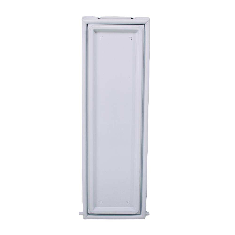 Ein geschlossener, weißer, schmaler Schrank auf weißem Hintergrund.