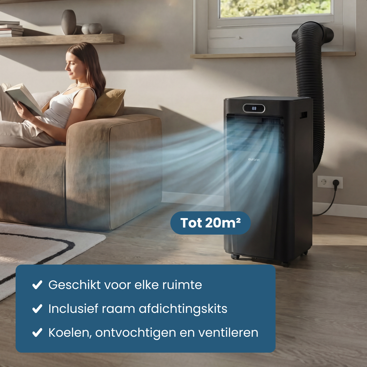 Een vrouw leest op een bank terwijl een mobiele airco lucht blaast.
