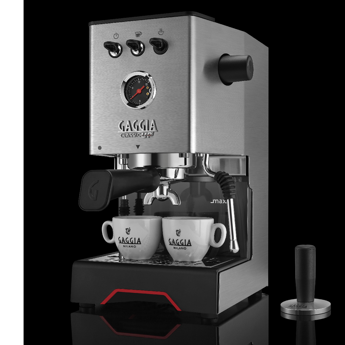 Een Gaggia Classic espressomachine met twee kopjes, een tamper, zwarte achtergrond.