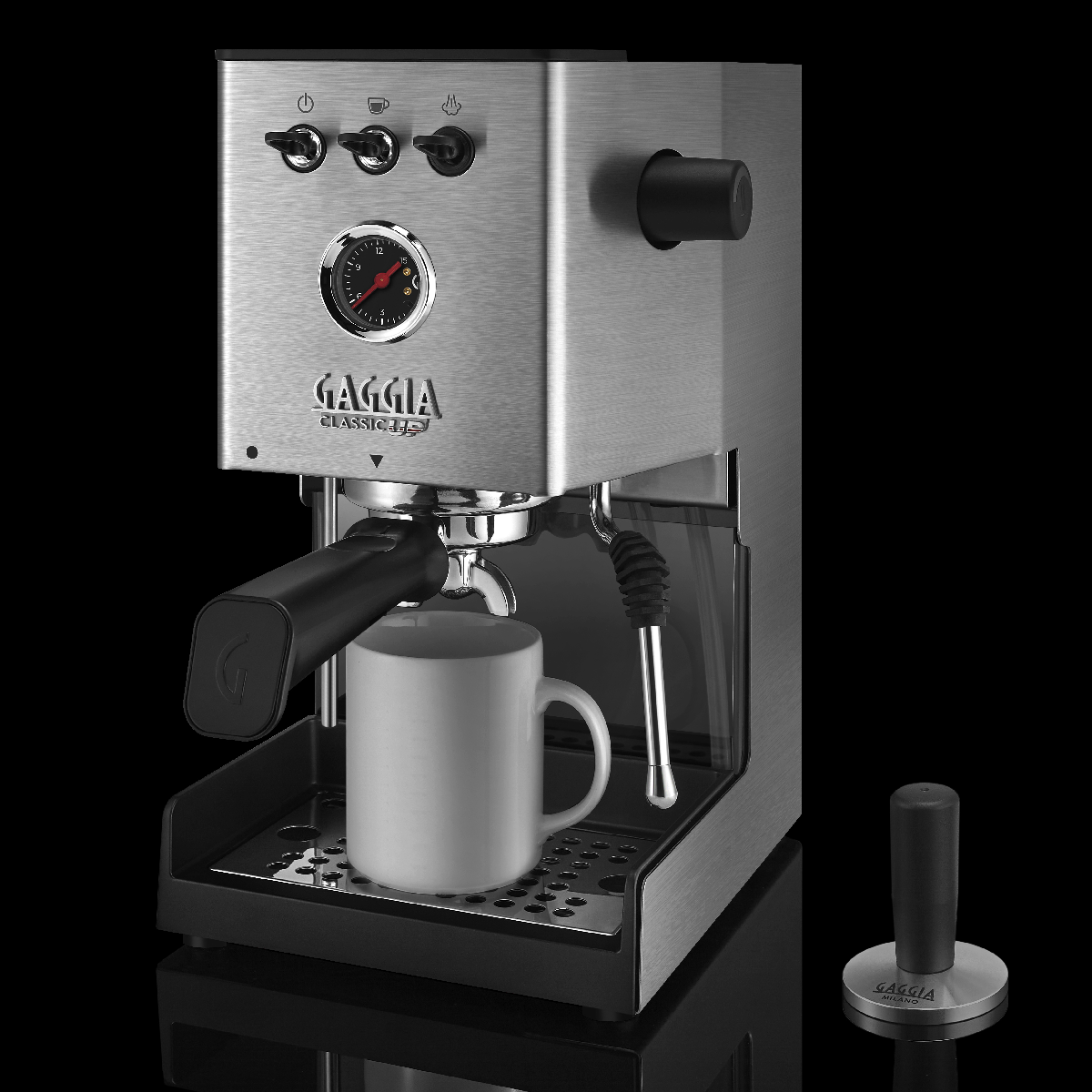 Zilveren espressomachine met witte kop en tamper op zwarte achtergrond.