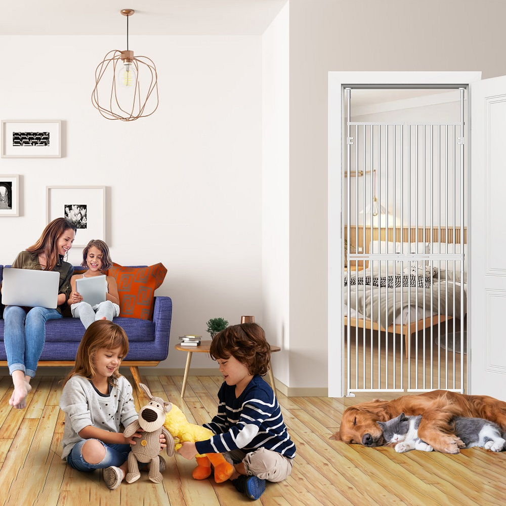 Familie im Wohnzimmer; Kinder spielen, Mutter & Tochter auf Couch. Hund & Katzen schlafen bei Tor.