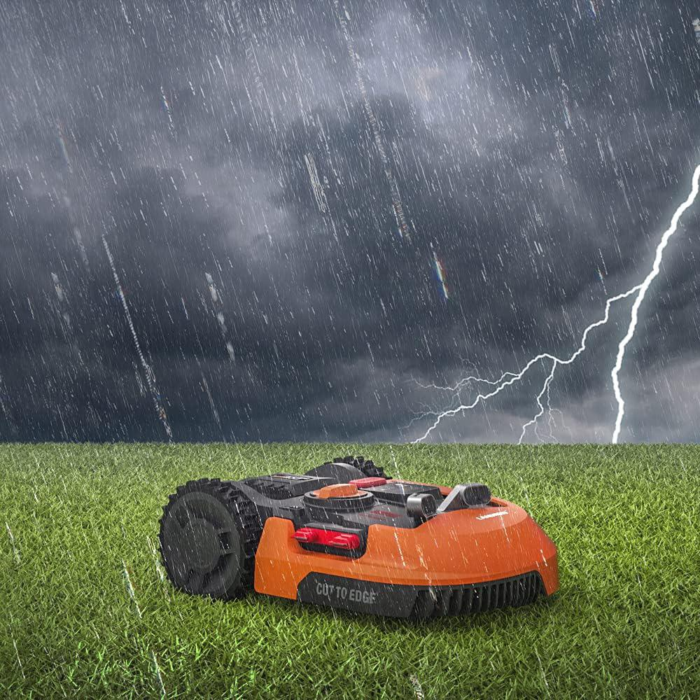 Ein orangefarbener Rasenmähroboter steht im Regen, während ein Sturm mit Blitzen tobt.