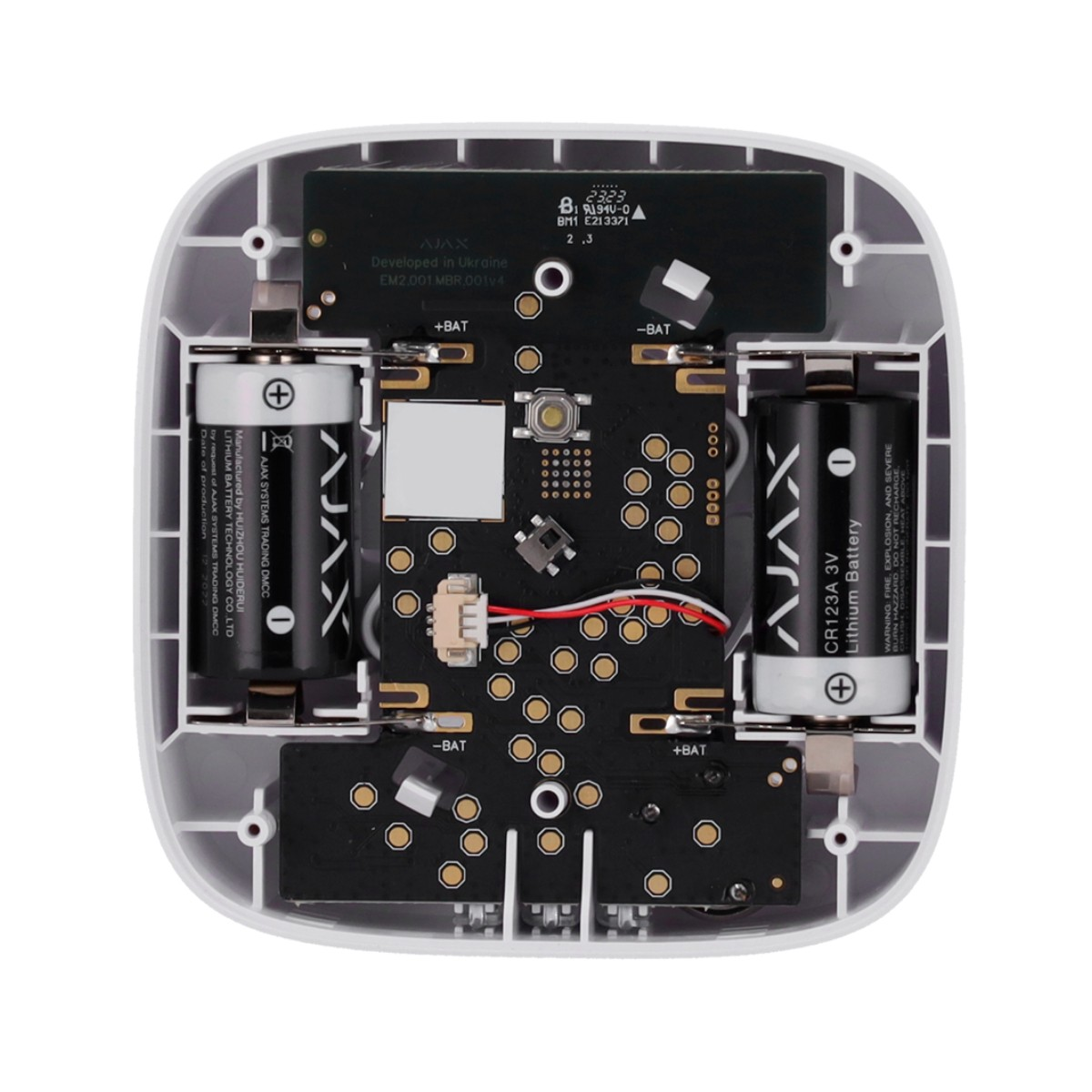 Interno di un dispositivo bianco con due batterie e un circuito stampato.