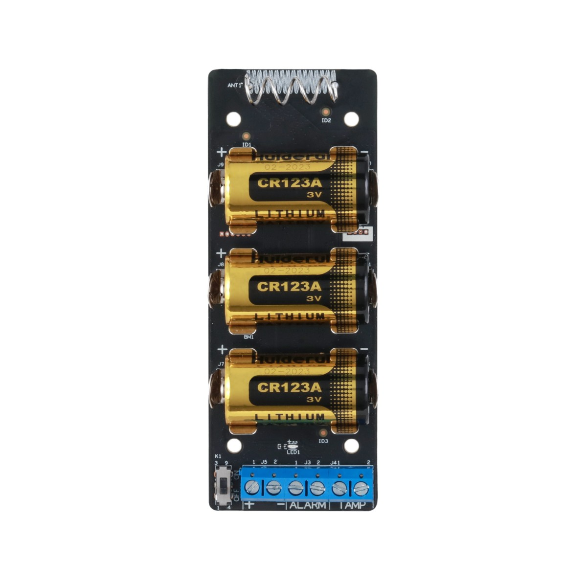 Un PCB nero con tre batterie al litio CR123A dorate disposte verticalmente.