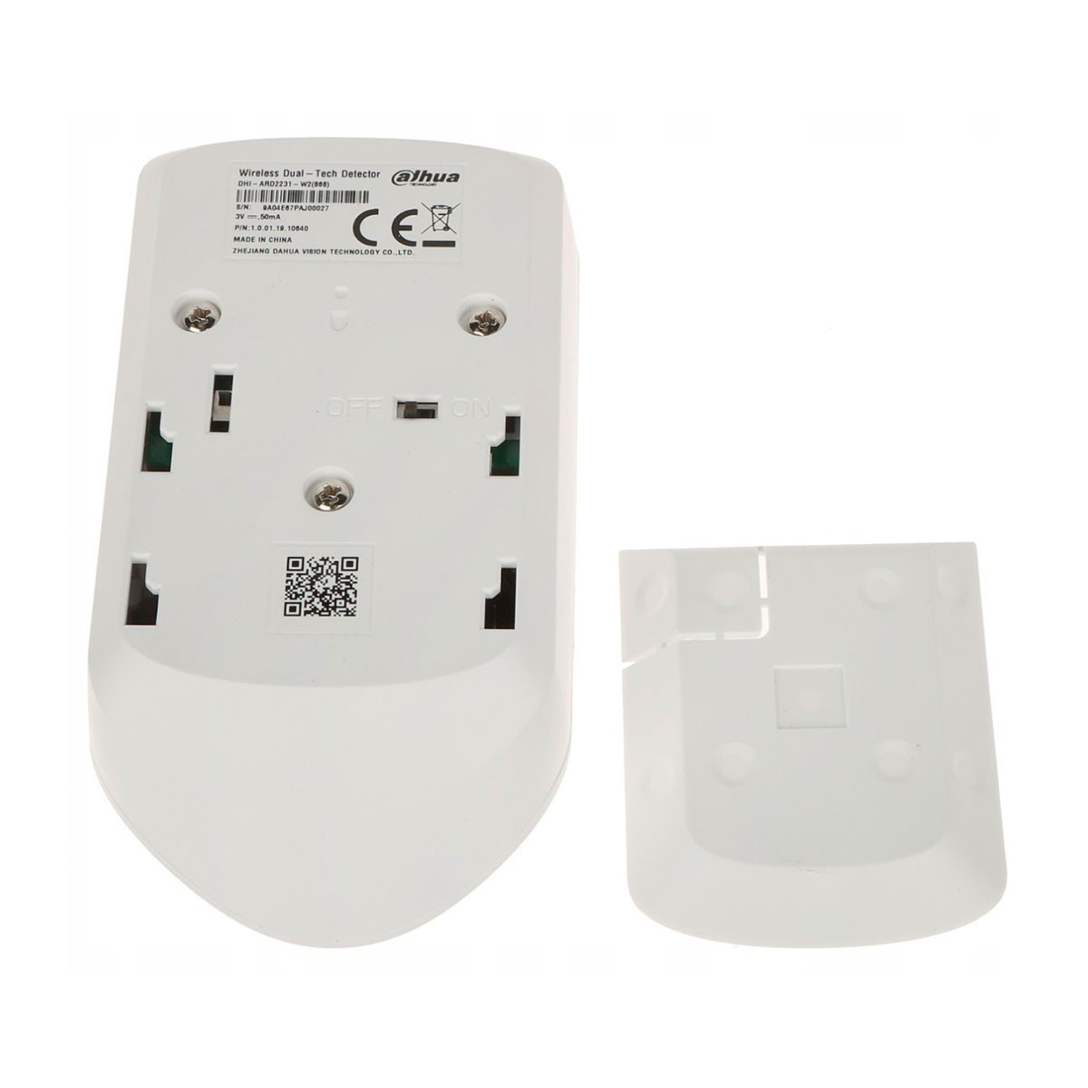 Retro rilevatore dual-tech bianco con etichetta e coperchio staccato. Include codice QR.