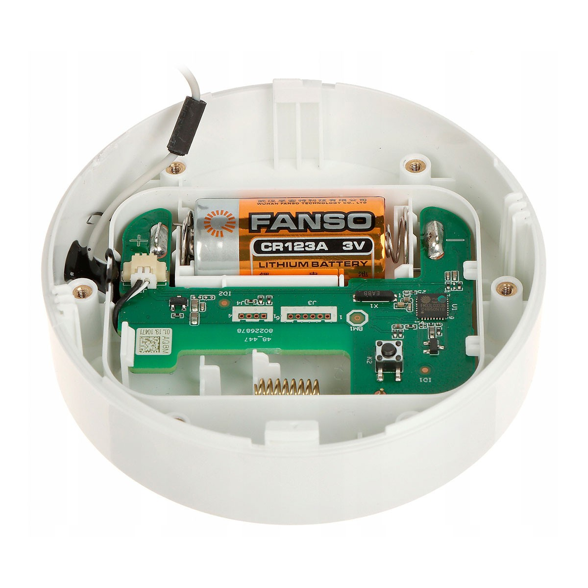 Una batteria al litio Fenso CR123A 3V all'interno di un involucro bianco con circuito stampato.