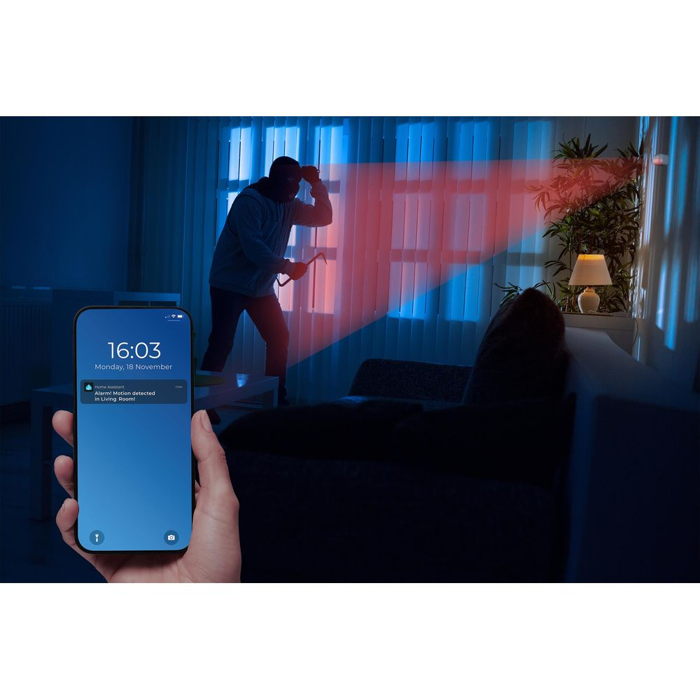 Ladro in stanza buia, luci rosse e blu. Telefono mostra allarme movimento rilevato.