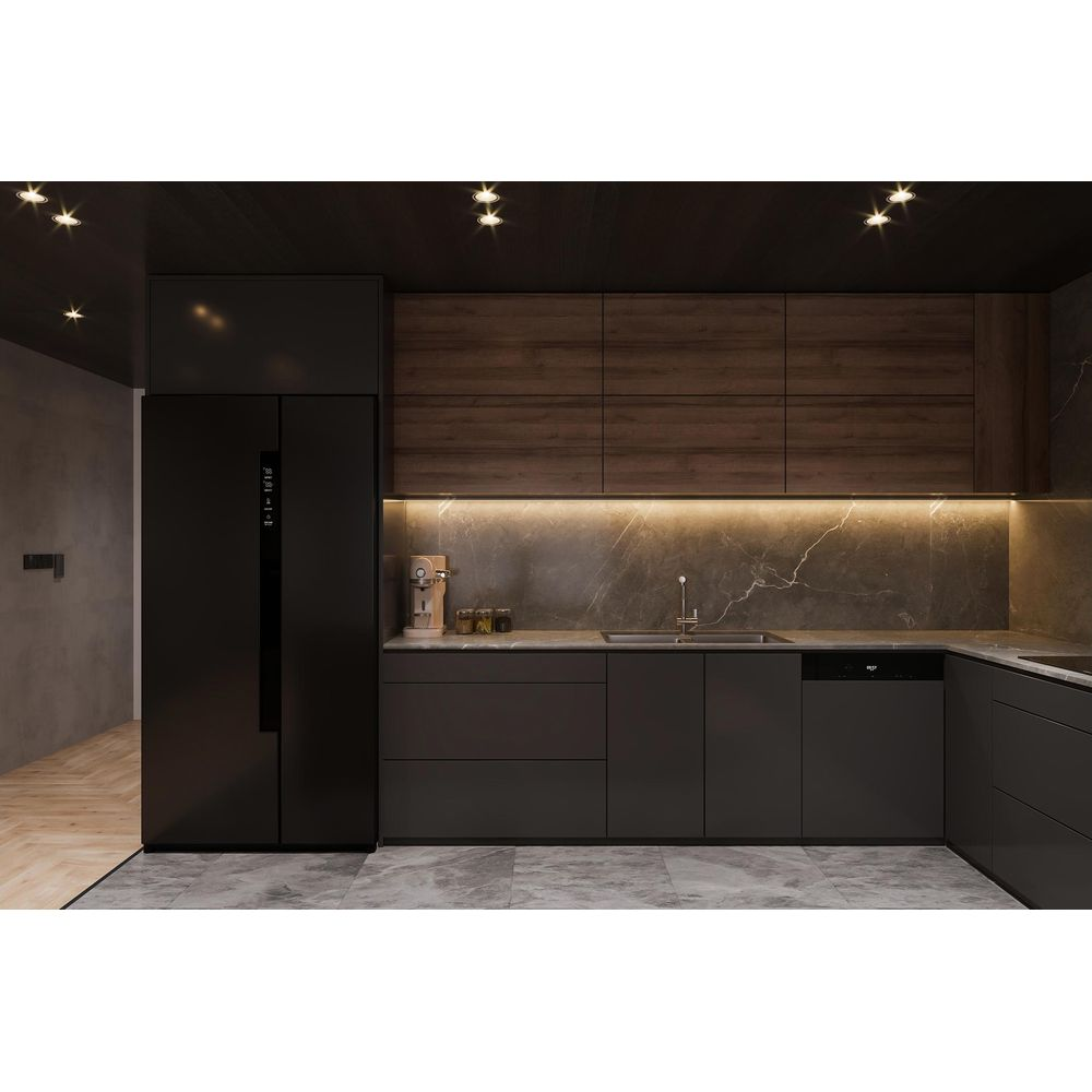 Cucina moderna scura con frigorifero nero, elementi in legno e paraschizzi in marmo.
