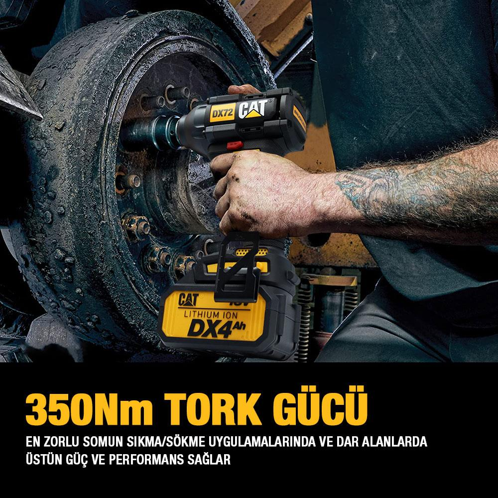 Bir adam, tekerlek somununu gevşetmek için sarı CAT akülü darbeli anahtar kullanıyor.