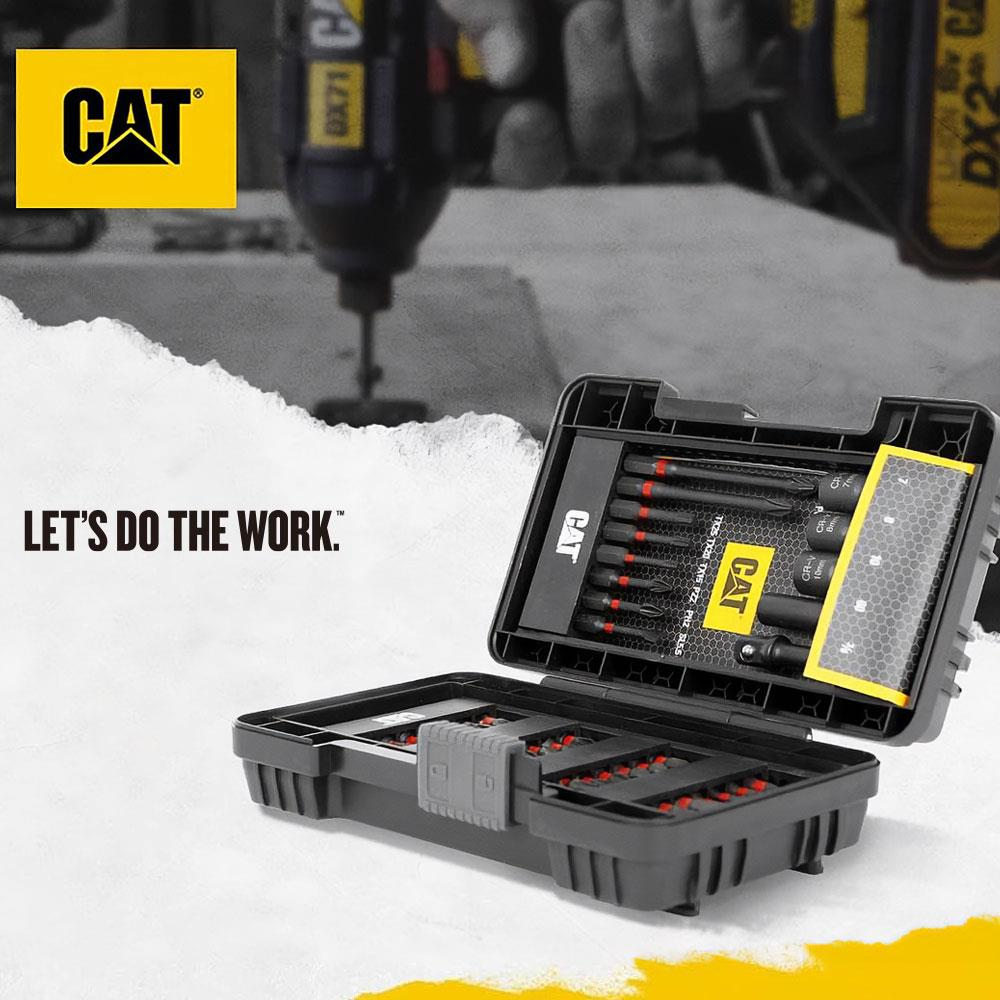 CAT alet çantası uçlar ve tornavidalarla. CAT logosu sol üstte.