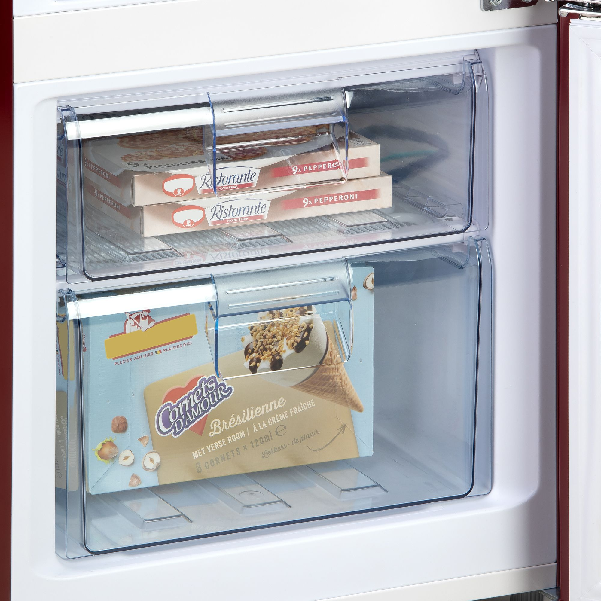 Congelatore con due cassetti pieni di scatole di pizza e coni gelato.