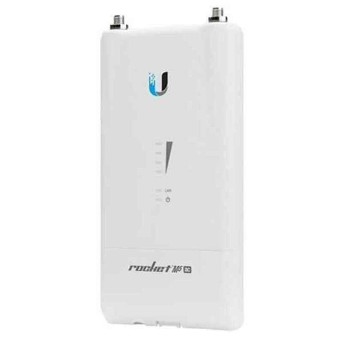 Un dispositivo bianco Ubiquiti Rocket M5 con connettori antenna in alto e logo.