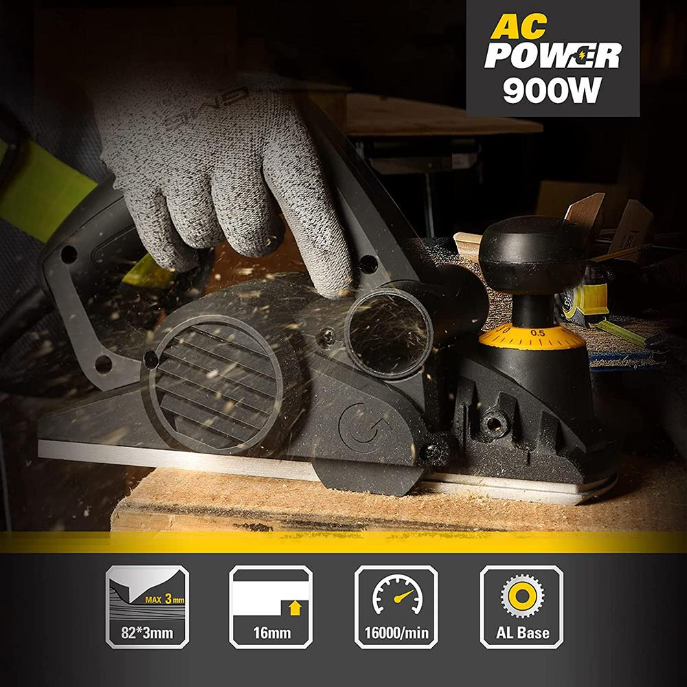 Eldivenli bir el ahşap üzerinde elektrikli planya kullanıyor. "AC POWER 900W" gösteriliyor.