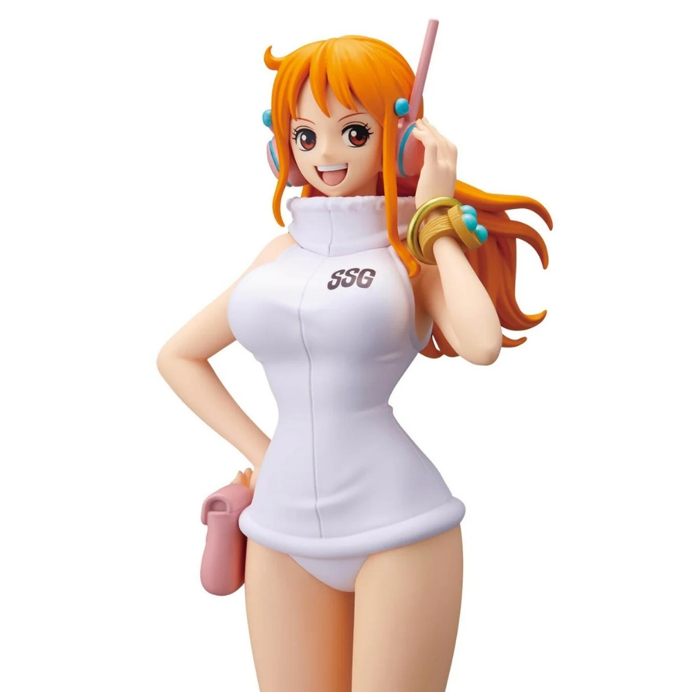 Figura de anime de Nami con traje blanco, audífonos y accesorio rosa.