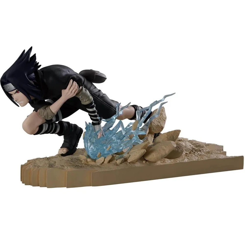 Estatua de Sasuke agachado liberando energía azul sobre una base de arena.